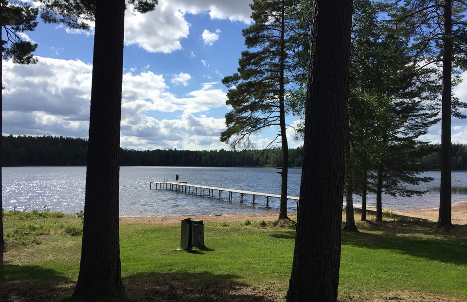 En lång brygga går ut i sjön.