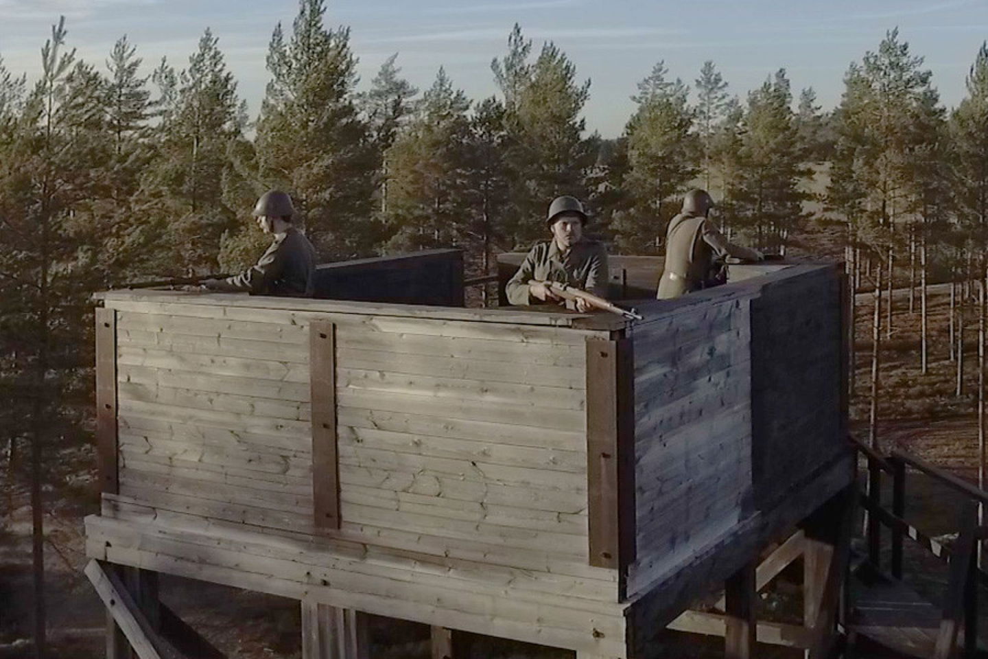 Tre soldater i en låda på Krigsflygfält 16.