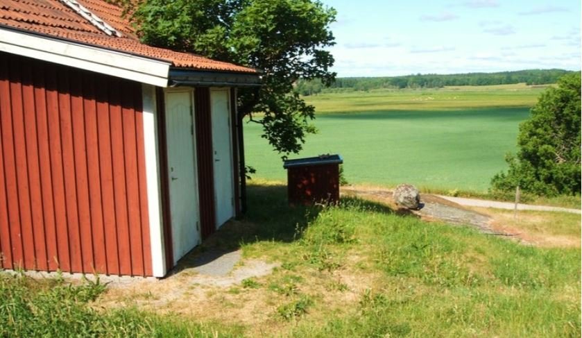 Tillgänglighetsanpassad toalett på baksidan av det röda huset. Foto: Länsstyrelsen Stockholm