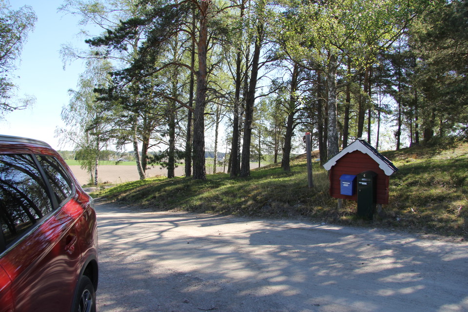 Bil parkerad på anvisad parkering.
