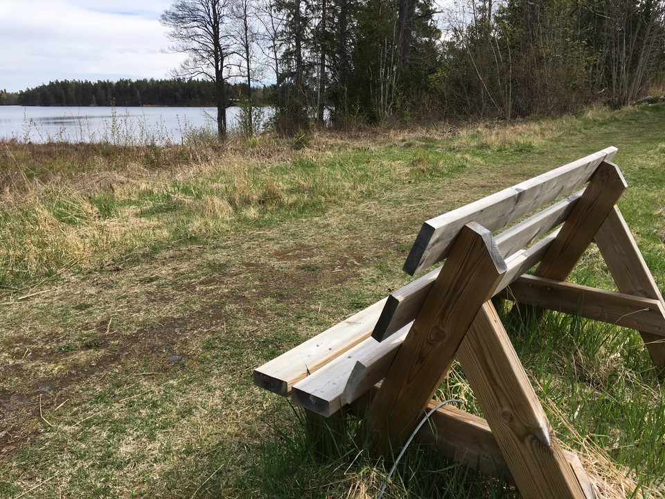 Bänk vid Gimo damm.