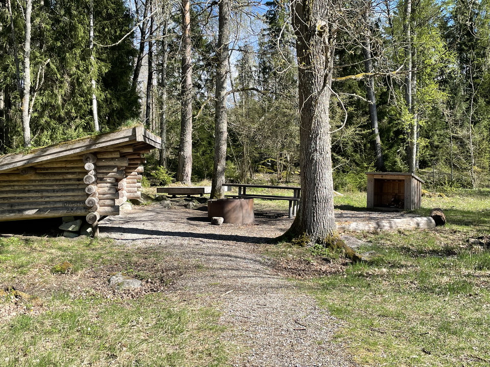 Vindskydd och eldstad i Snarkarbo.