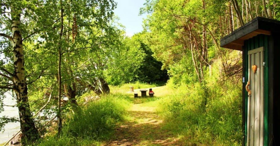 Torrtoa i anslutning till vindskyddet vid Skyttholmen brygga, Bråviken
Norrköping