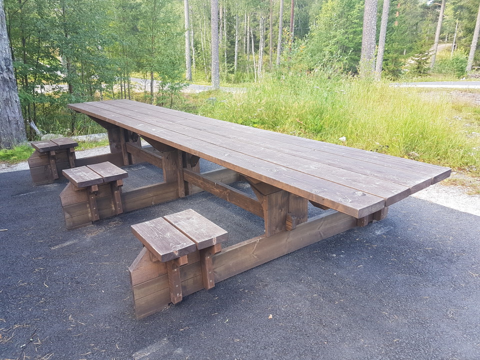 Bänkbord med fem rullstolsplatser och sex sittplatser