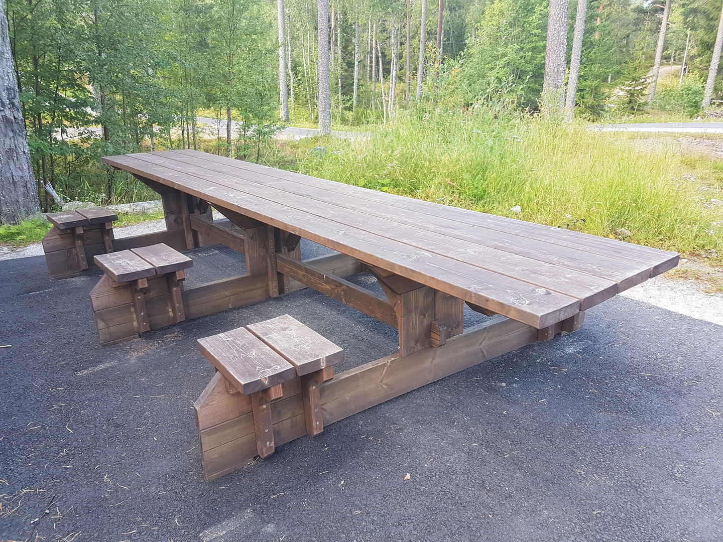 Bänkbord med fem rullstolsplatser och sex sittplatser