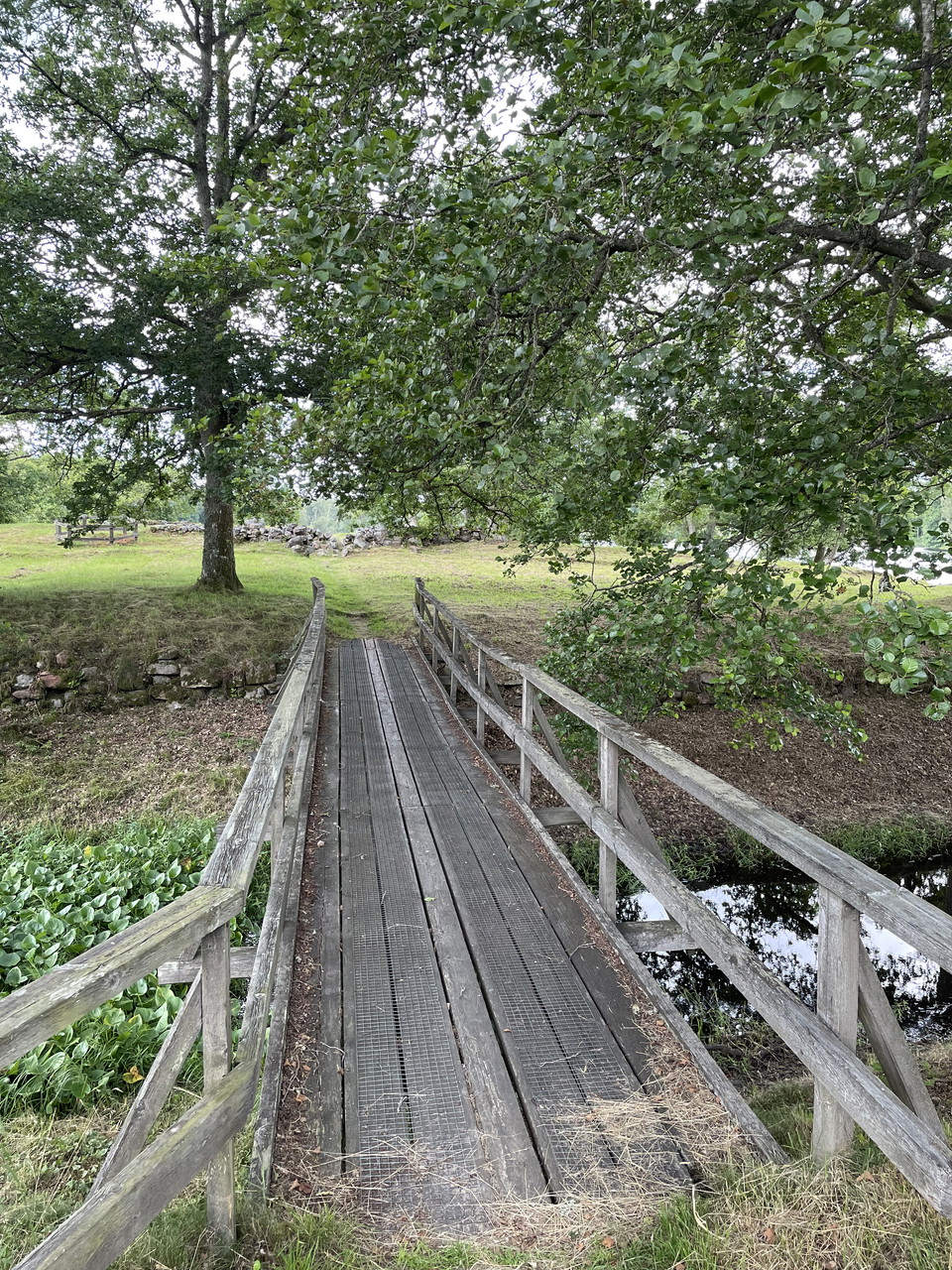 Bro över till uden i oxhultasjön 