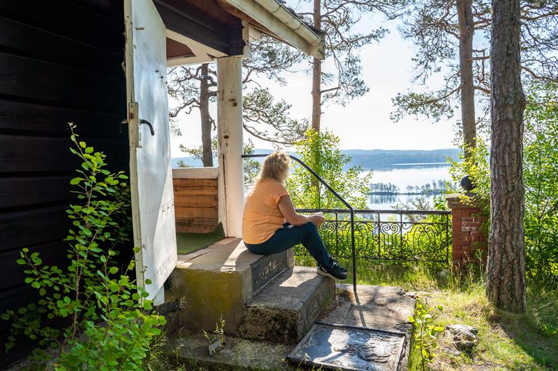 Dame som nyter utsikt på trappene