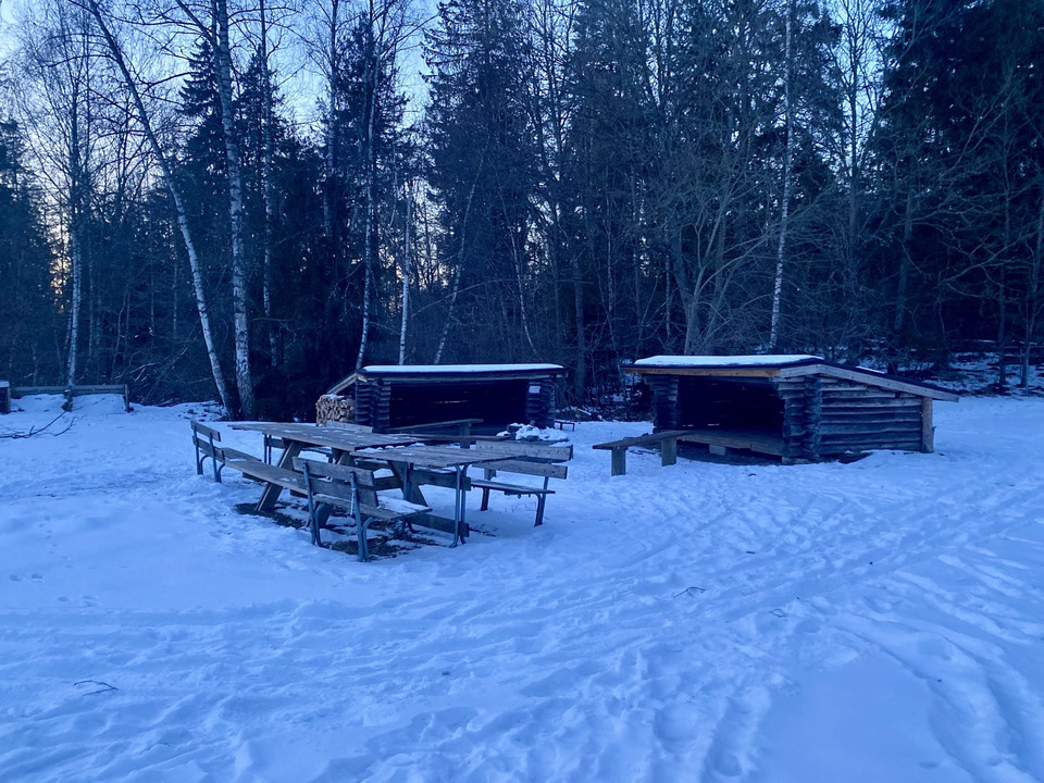 Grillplatsen och vindskydd vinter