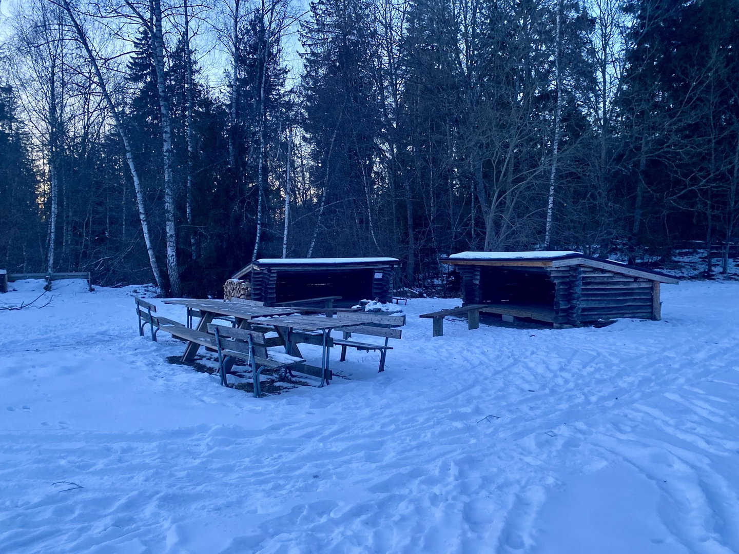 Grillplatsen och vindskydd vinter