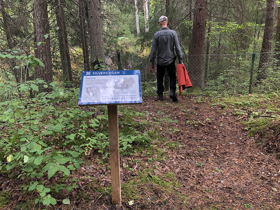 Man vid utsiktsplats över gruvhål-