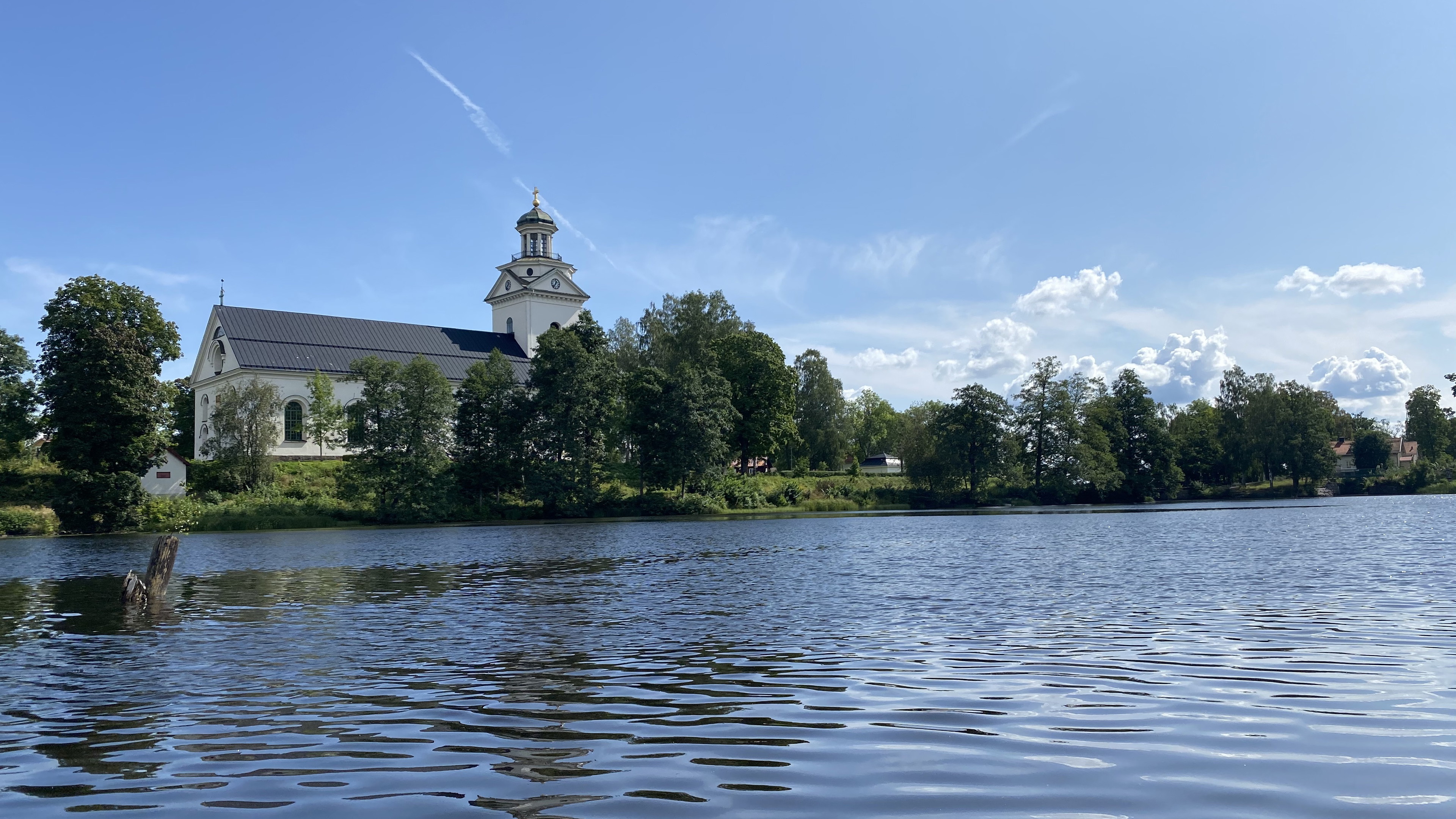 Paddla förbi den vackra kyrkan i Västanfors