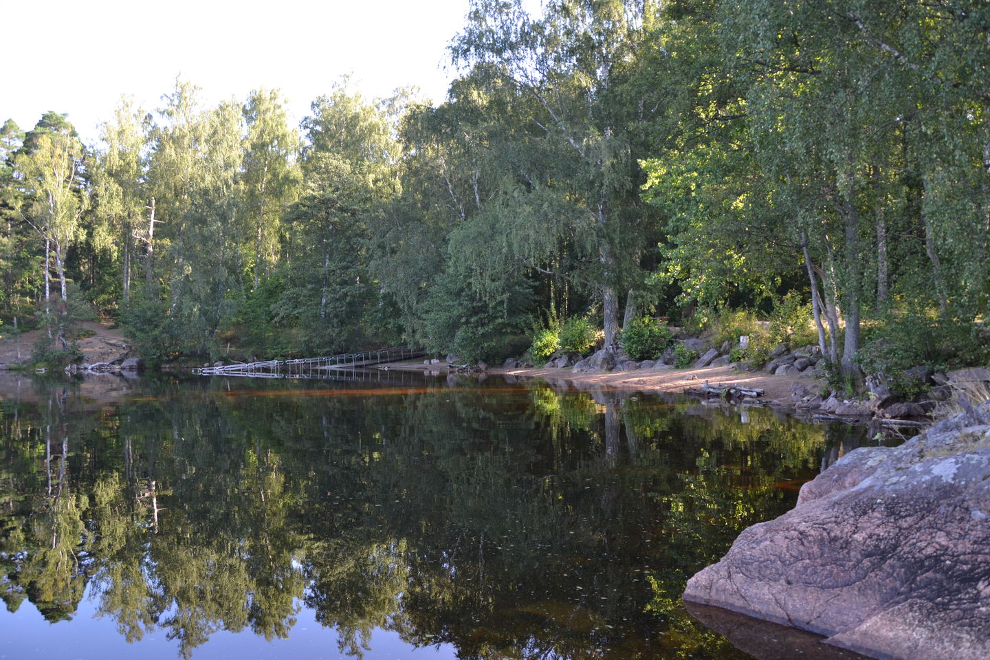 Ågelsjöns badplats med fin liten sandstrand.