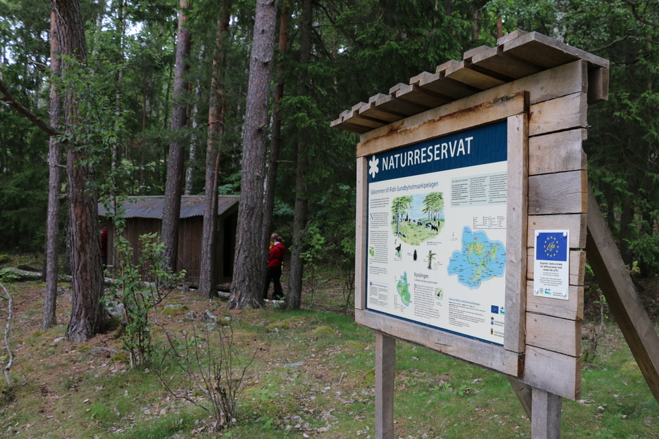 Informationstavla över naturreservatet.
