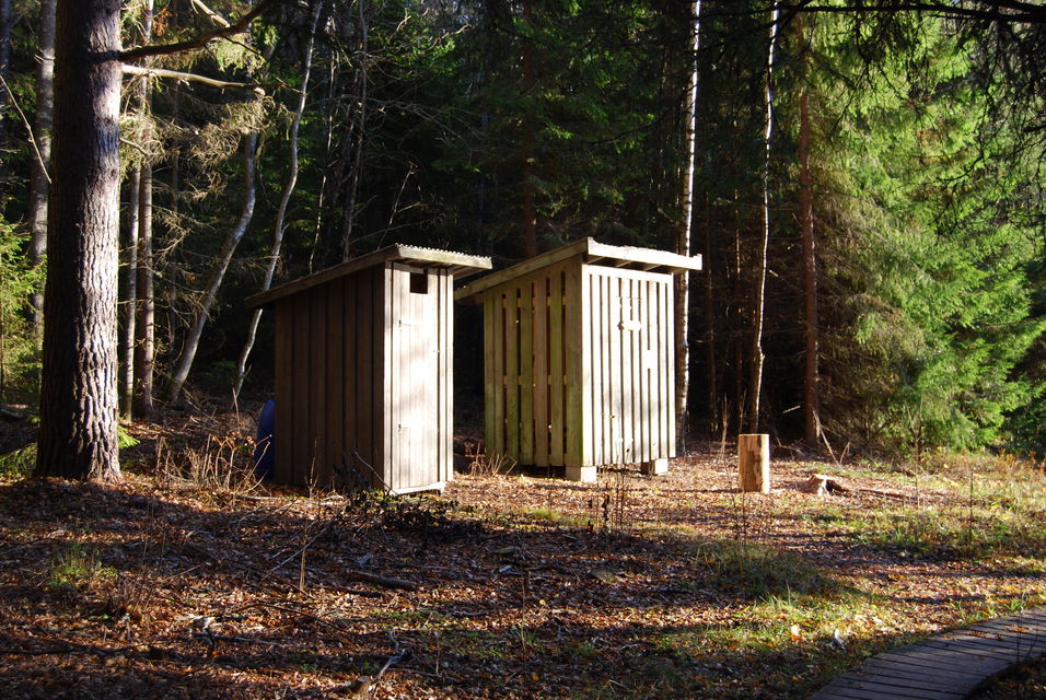 Dass och vedbod. Foto: Anders Östman, Länsstyrelsen
