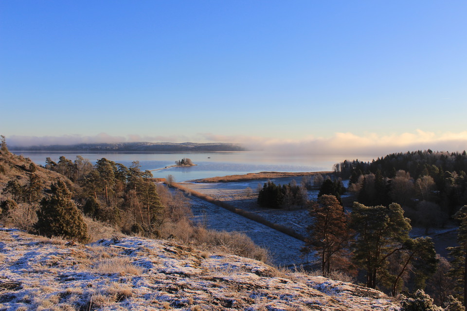 Frostig utsikt över fjärden och omgivningarna.