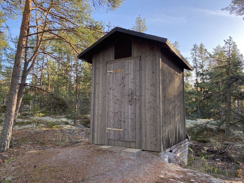Torrtoalett i skogen i närheten av Lotsstugan