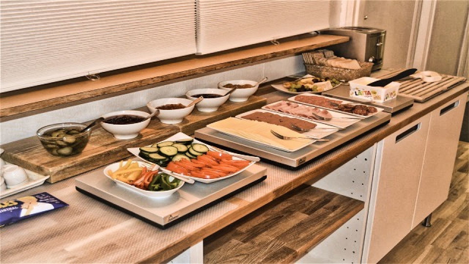 Ett frukostbord med pålägg.