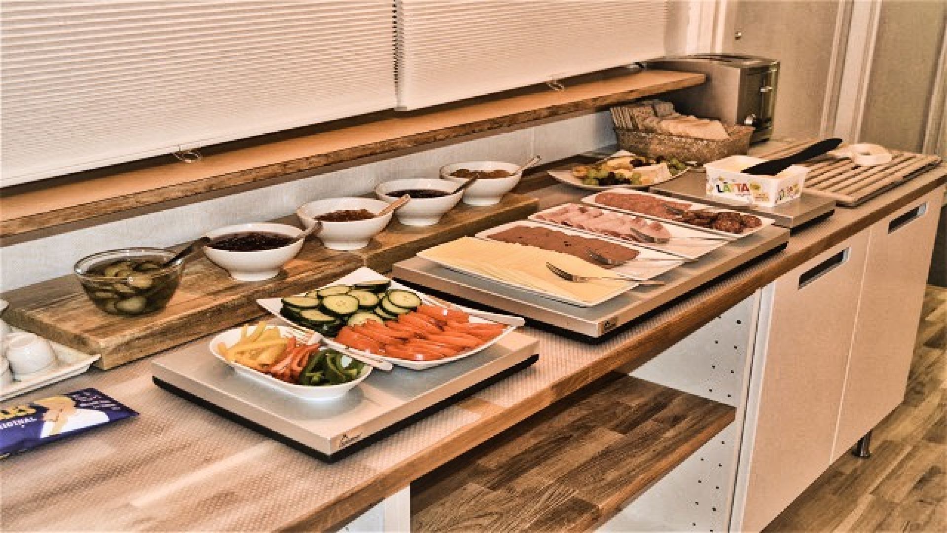 Ett frukostbord med pålägg.