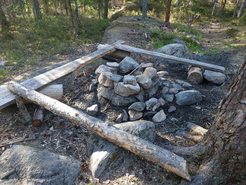 Enkel eldstad finns nära raststugan Grevinnans rå