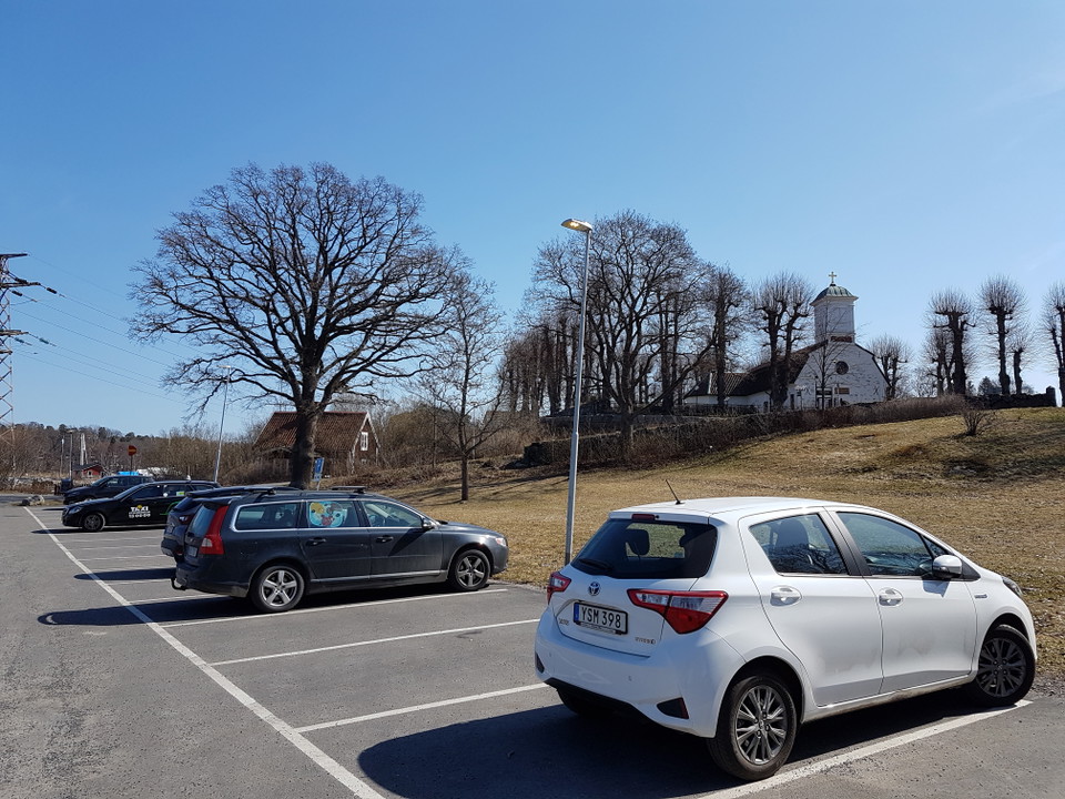 Parkering nedanför Lidingö kyrka. Foto Lidingö stad.