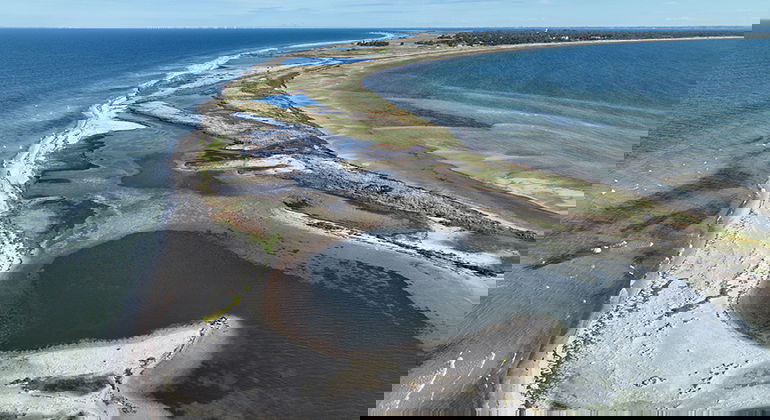 Strax söder om märket. Följer du västra strandremsan kommer du ut hit torrskodd 2025.