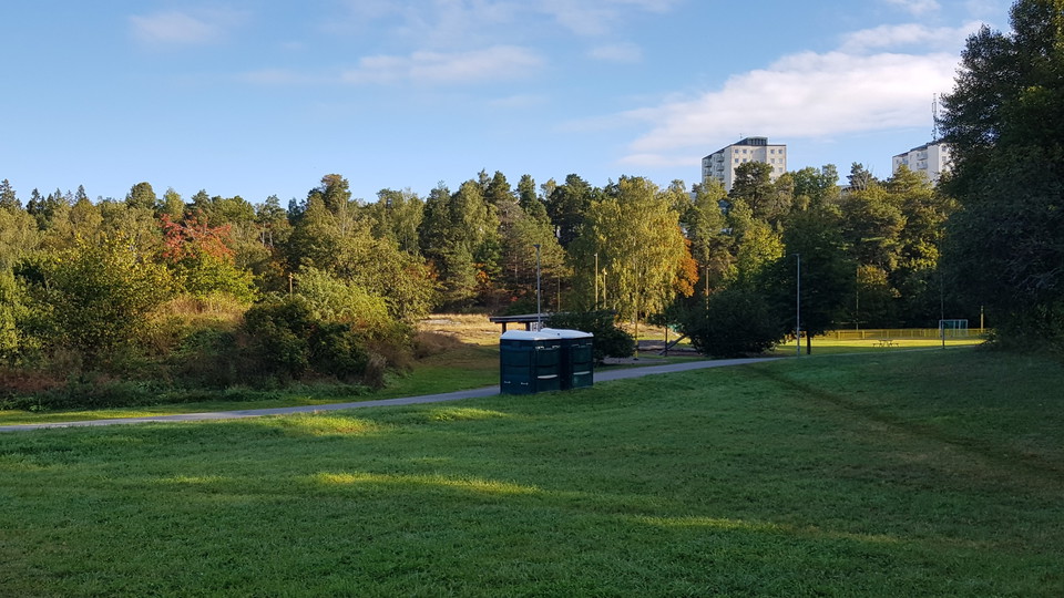 Utomhustoaletter vid Äventyrsparken. Foto Lidingö stad