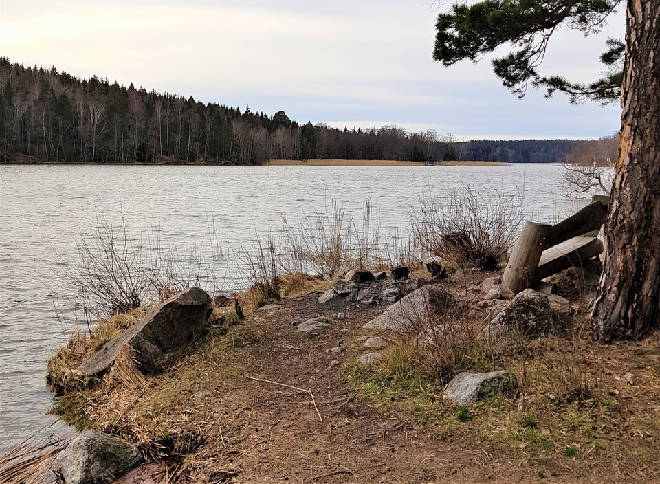 Utmed den delen av Upplandsleden som löper i nivå med  Mälarens strand finns flera bänkar.