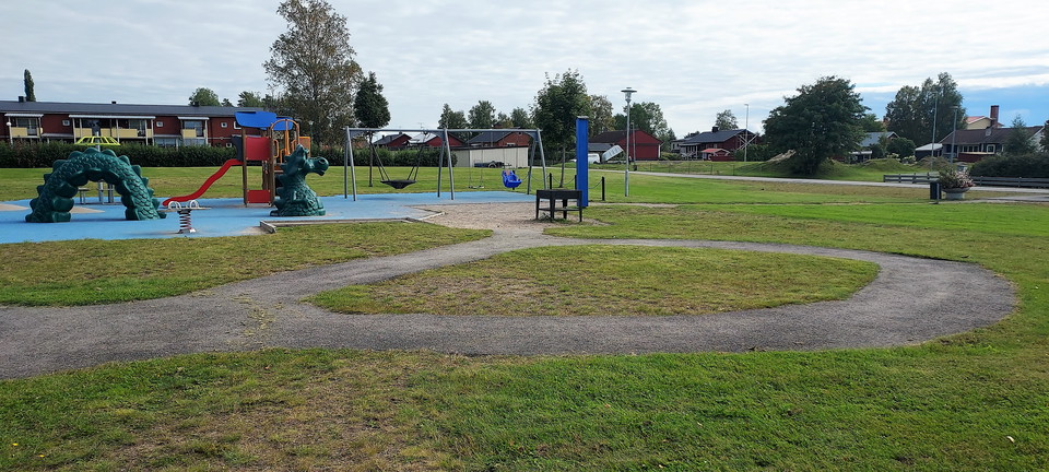 Liten asfalterad slinga att cykla på