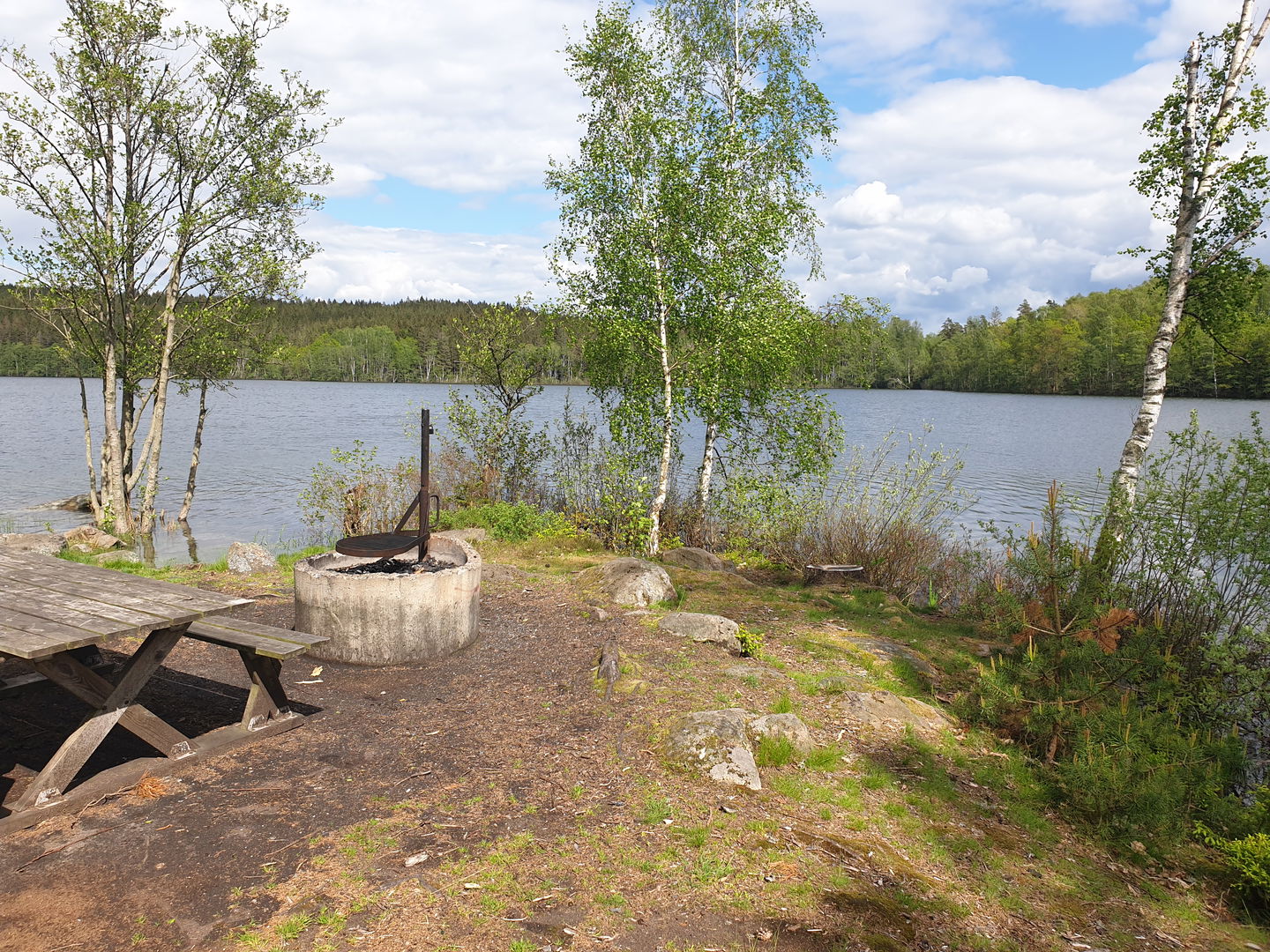 En av de två grillplatserna vid Skällingesjön.