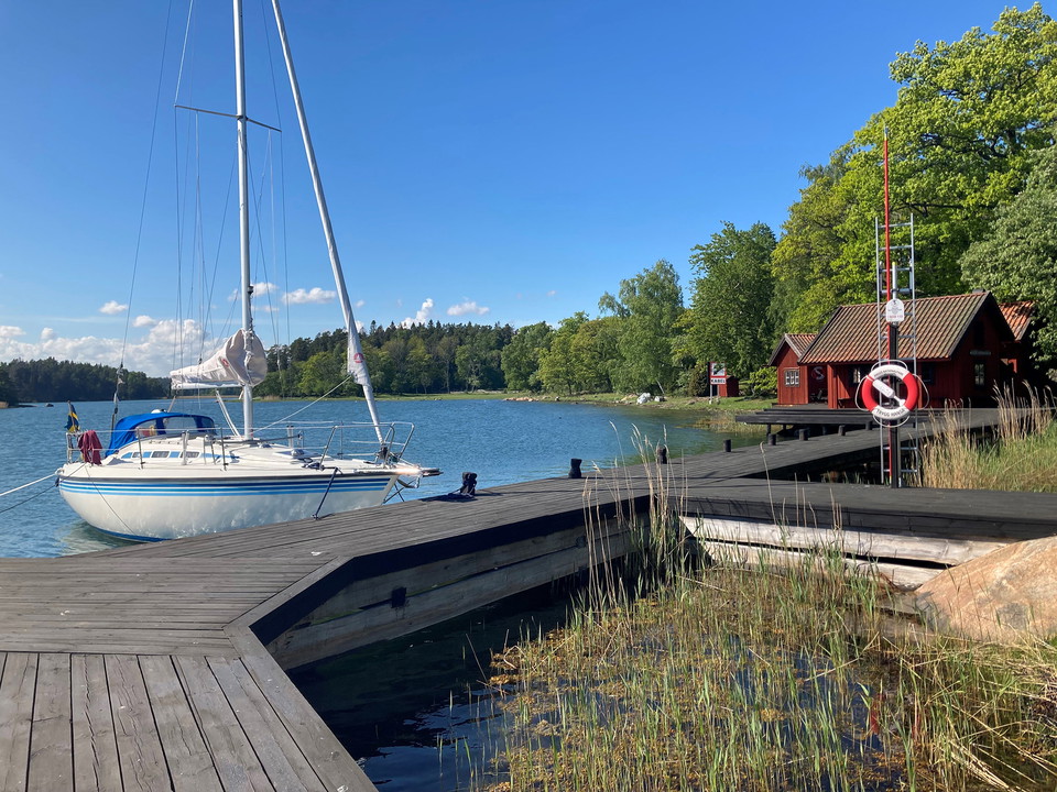 Segelbåt vid gästbryggan, vid Hemudden på södra delen av Ängsö