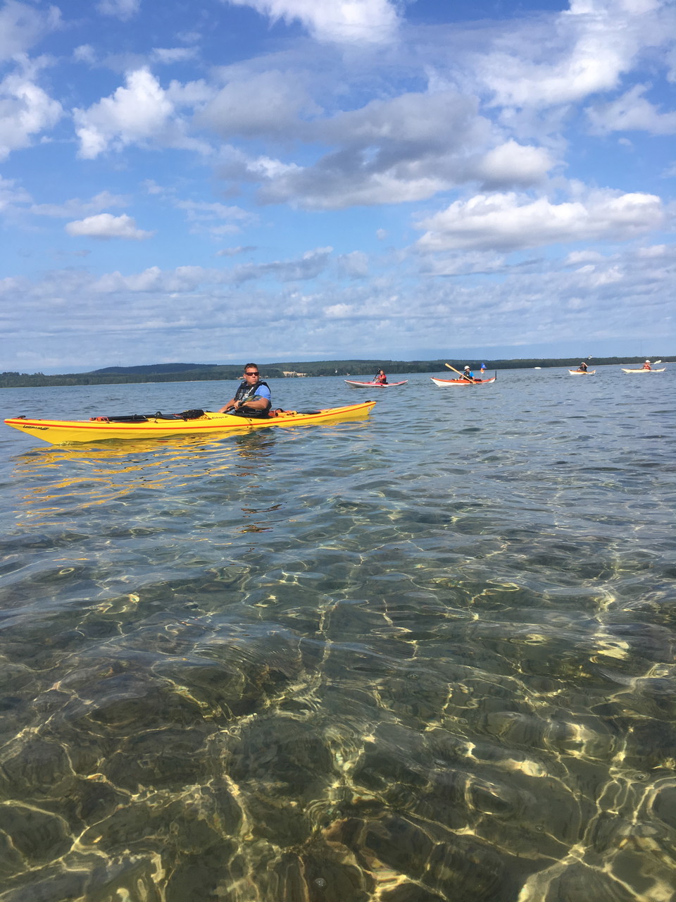 En kajakpaddlare och vattenglitter