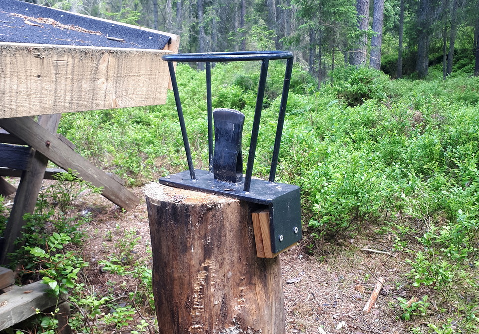 Yx-egg fastsatt på en stubbe med eggen uppåt. Runt eggen är en metallställning.