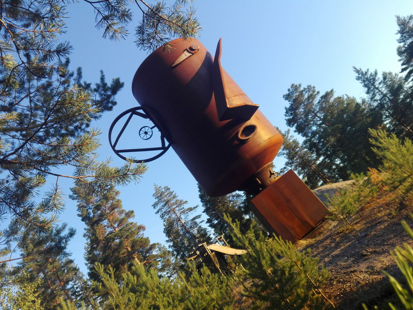Jättarna är skulpterade i järnskrot och tog flera år att färdigställa