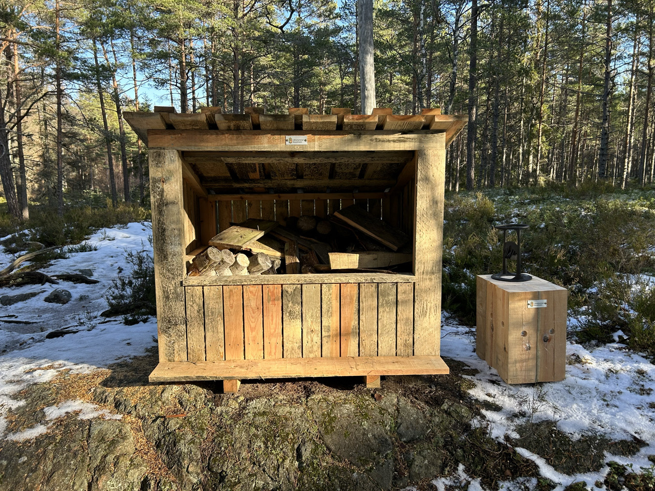 Vedförråd och huggkubbe/manuell vedklyv, Stora Envättern