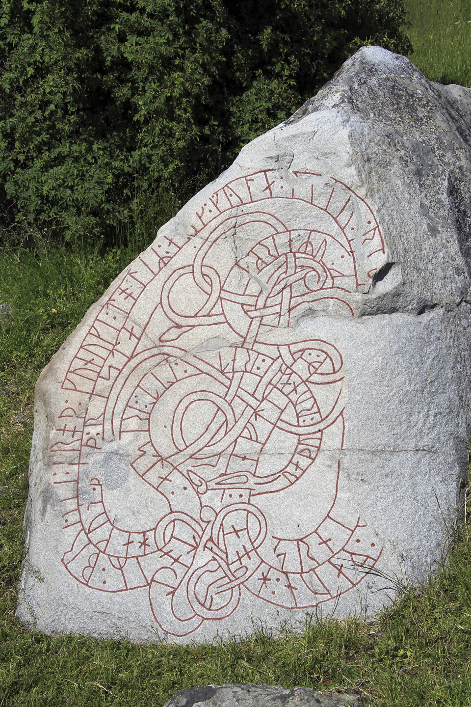 Runsten belägen i Hovgården