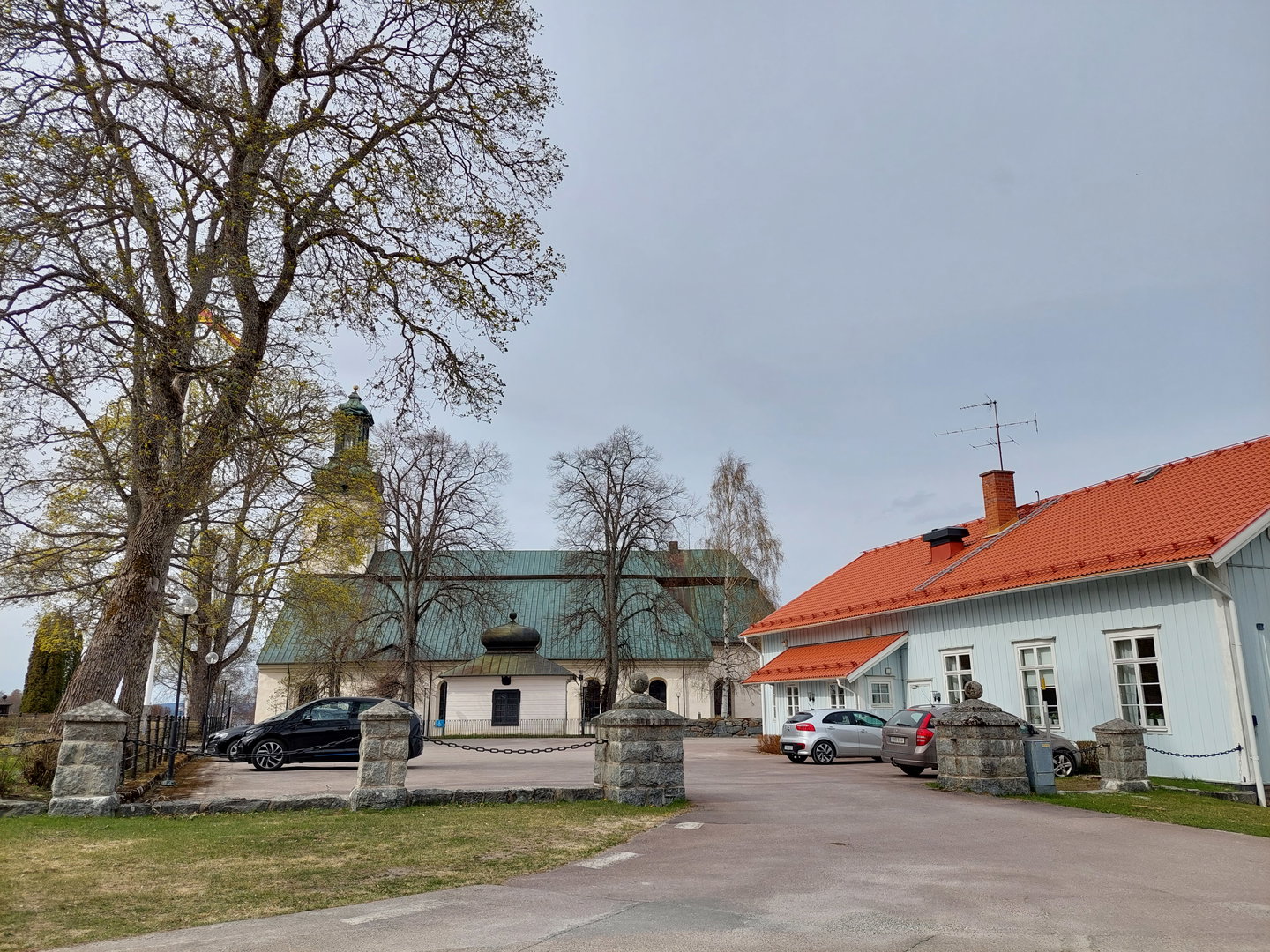 Vy mot Söderbärke kyrka och församlingshemmet