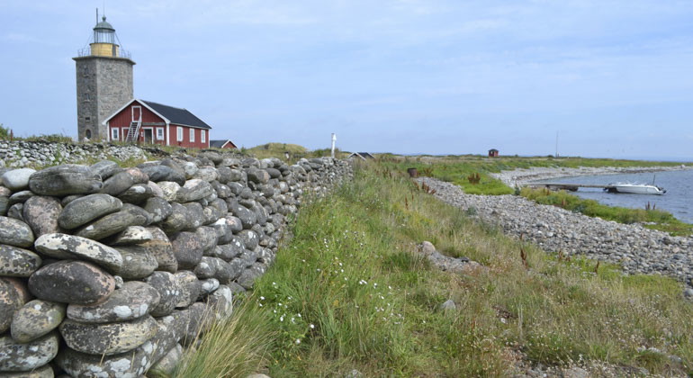 stenmur längst vatten