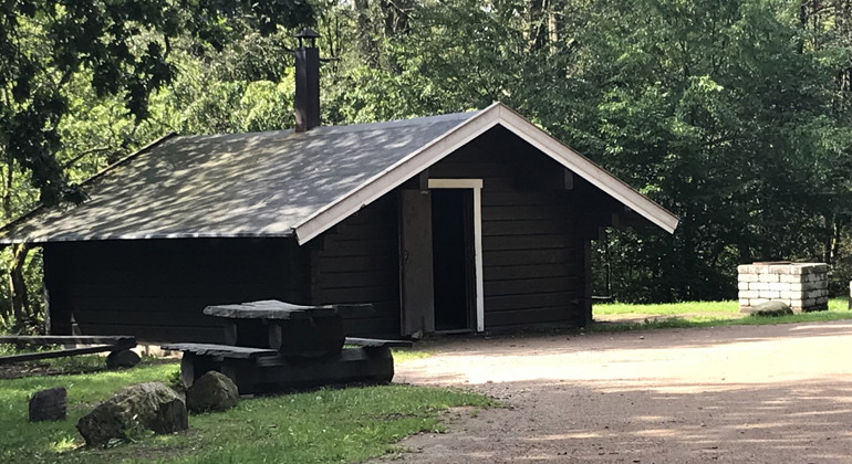 Raststuga vid parkeringen.