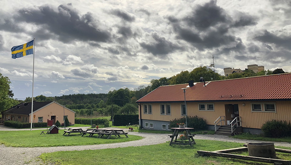 Bogesunds slottsvandrarhem med Bogesundsslott i bakgrunden.