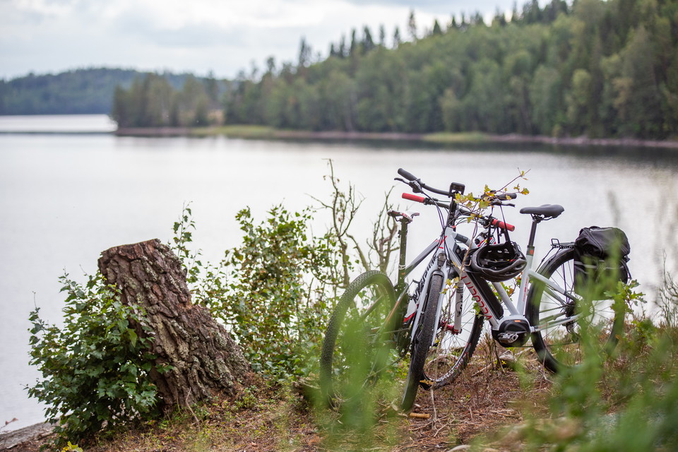 Två cyklar vid en sjö
