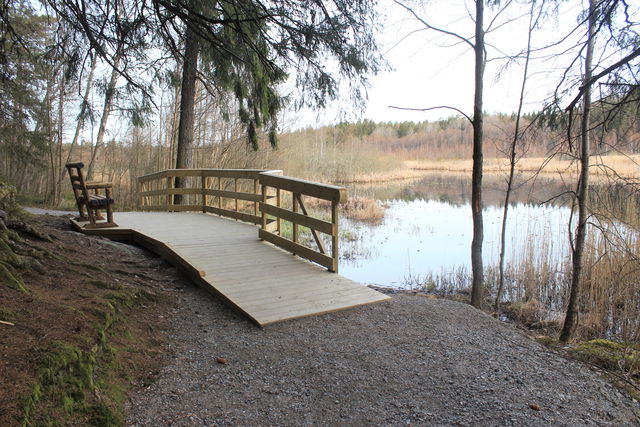 Bänk längs Logsjörundan