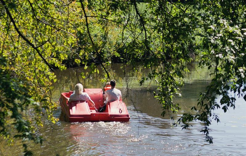 Pedal boats and canoes in the Mysen river