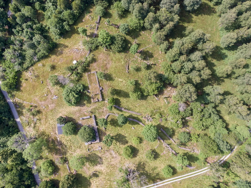 Drönarbild över lämningar efter Jössagården i Agngölsmåla.