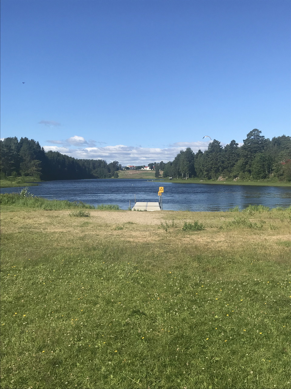 Sandstrand och brygga