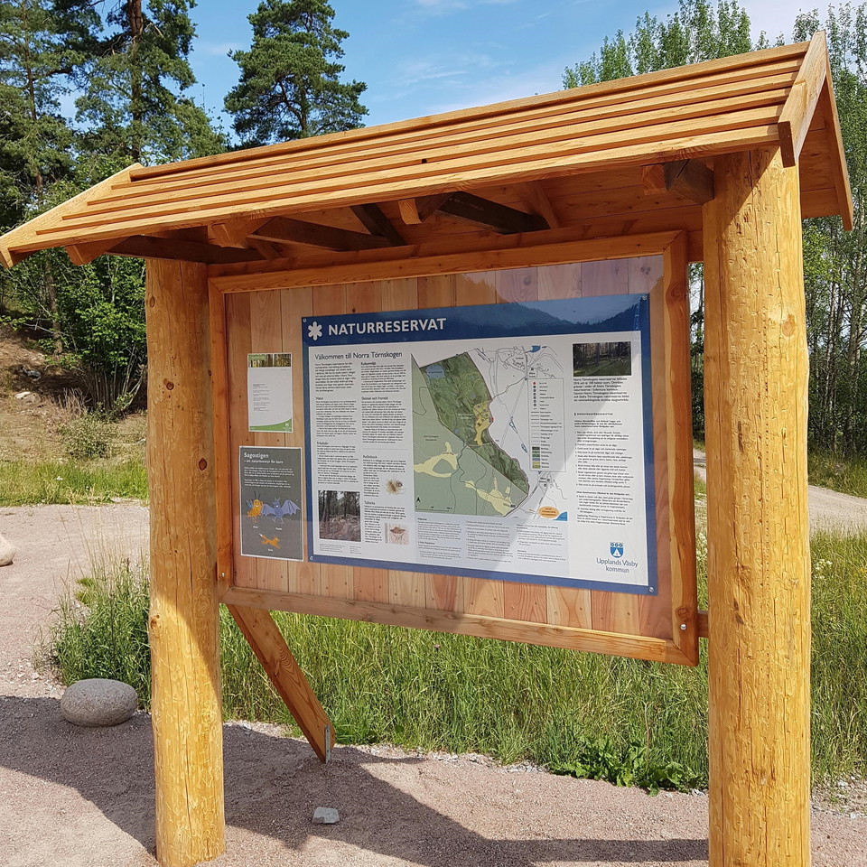 Besöksskylten intill parkeringen.