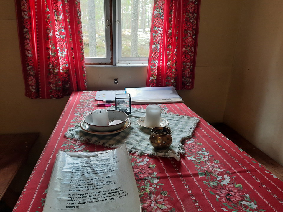 En lite rastkoja som ägs av Skogsstyrelsen