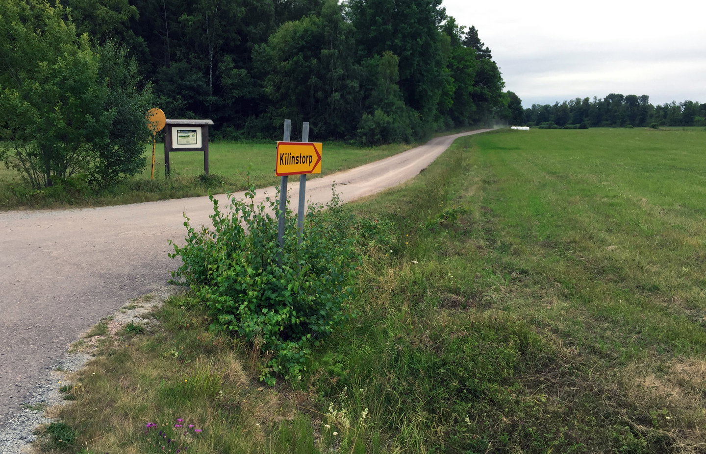 Informationstavla på håll.