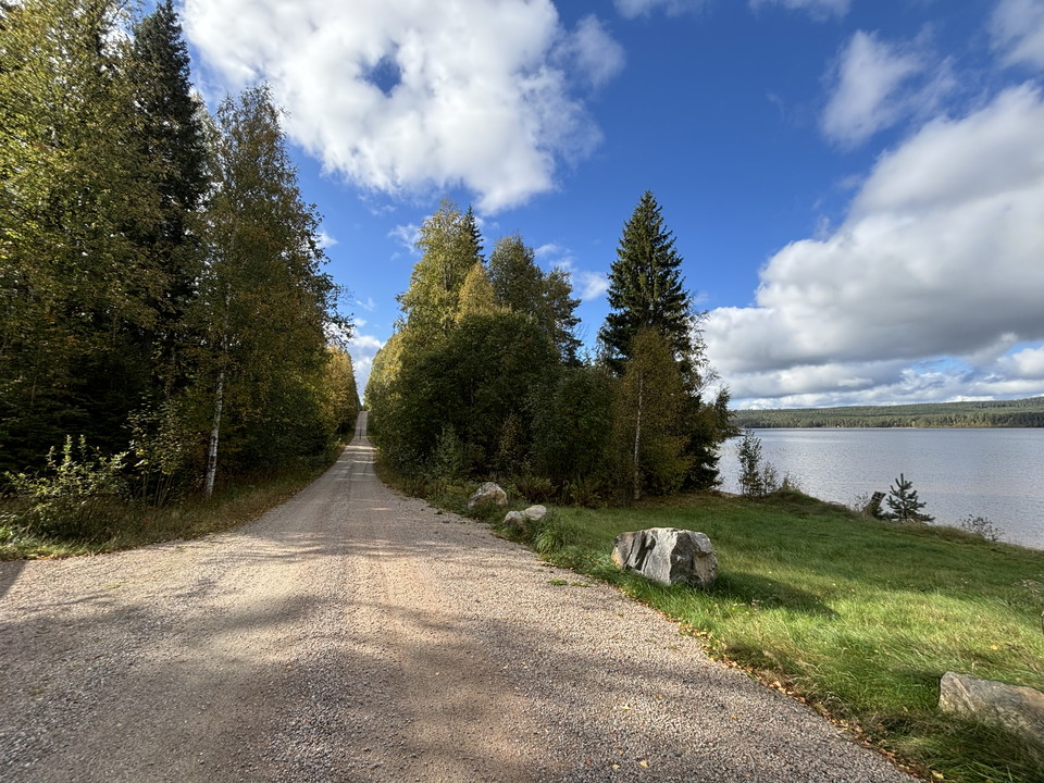 Vy över strand och väg mot Malingsbo