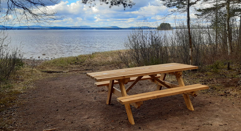 I maj 2020 kom detta fina rastbord med bänkar på plats vid Brantudden.