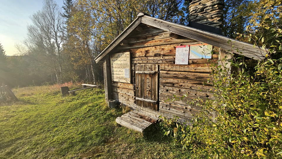 En liten trästuga med skylten Hållvallen på framsidan.